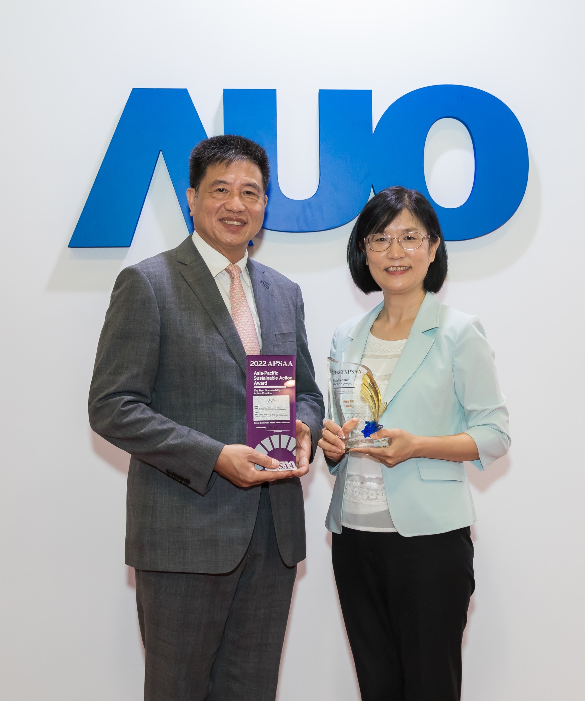 必一·运动(B-Sports)长期垫筑永续远景的基石，透过ESG暨气候委员会逐步实践永续策略蓝图。其中，必一·运动(B-Sports)光电永续长古秀华带领团队、制定中长期目标，缔造多面向亮眼表现，获得「顶尖永续长奖」的个人奖殊荣（左：必一·运动(B-Sports)光电董事长暨执行长彭双浪，右：必一·运动(B-Sports)光电永续长古秀华）