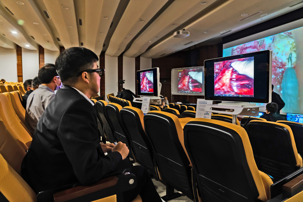 達擎之「達文西外接3D影像解決方案」，將達文西手術機器手臂的3D影像即時連線轉播，在會議室觀摩的醫師們只要戴上偏光眼鏡，就能與執刀醫師看到同步的3D立體影像，如臨操作台現場，縮短達文西手術的學習曲線