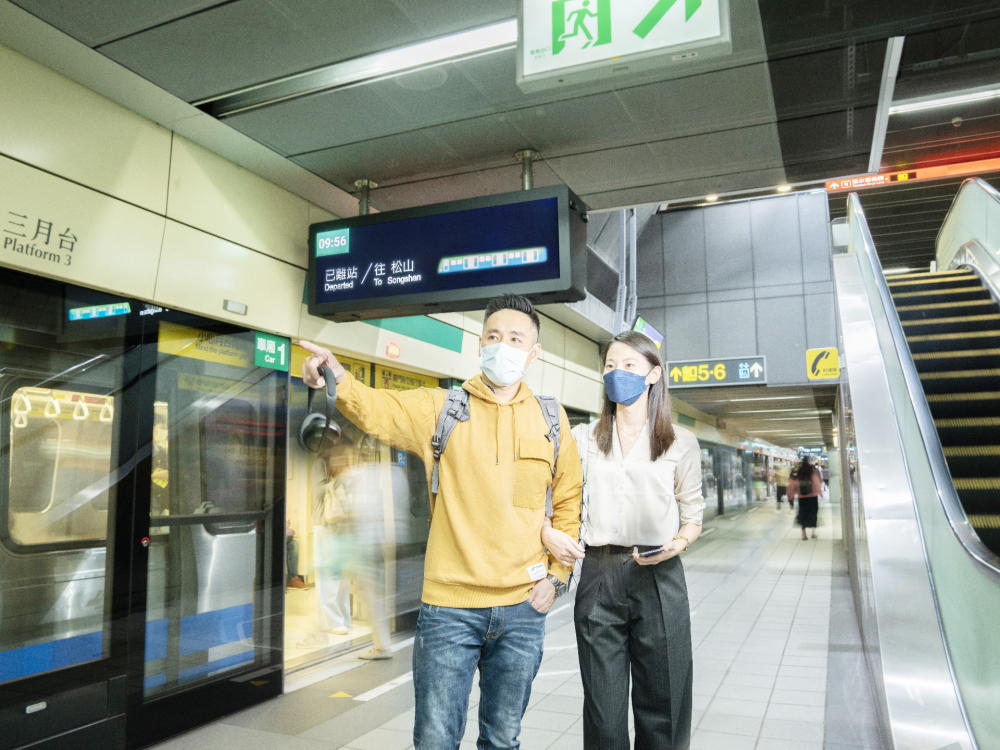 友達旗下達擎之客製化TARTAN顯示器，於台北捷運中山站亮相。以獨特長條型比例與高畫質特色，為台北捷運站帶來嶄新的都會車站風貌