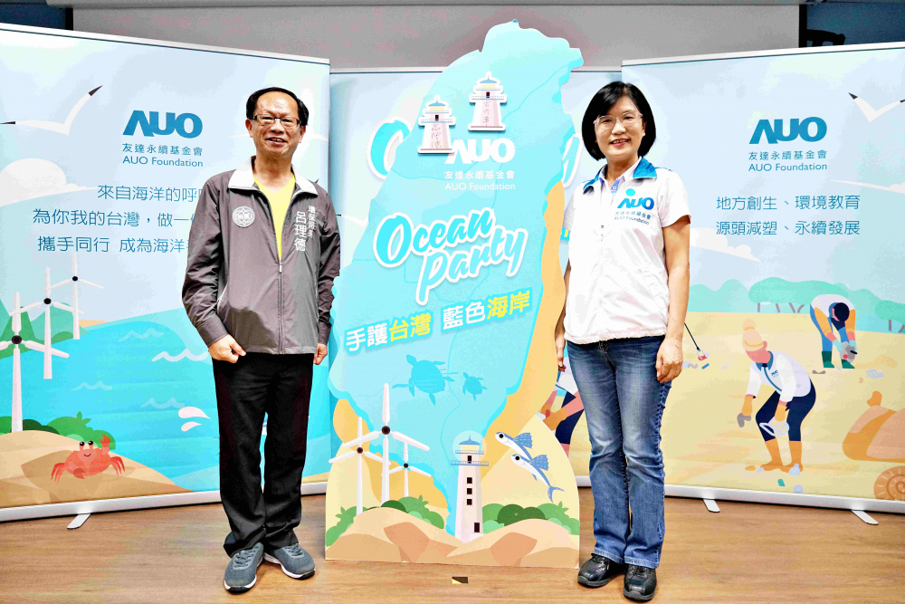 友達光電永續長古秀華（右）與桃園市環保局局長呂理德（左）進行海岸線認養儀式，簽署於象徵藍色宣言的海岸永續燈塔上，承諾以實際行動與環境教育方式，投入桃園海岸線守護行列