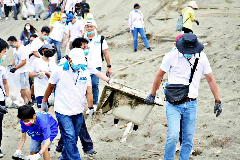 友達永續基金會2022 Ocean Party活動，與桃園市政府環保局、海湧工作室、觀音樹林里社區多方合作，一同手護台灣藍色海岸