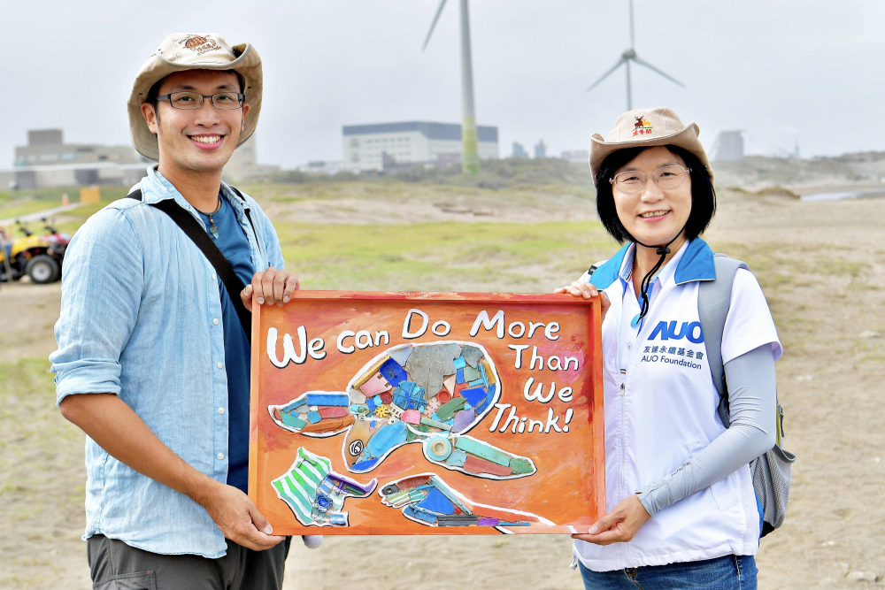 友達光電永續長古秀華（右）與海湧工作室執行長陳人平（左），合作海廢藝術畫創作，以故事性方式闡述「海洋中的海龜的一生，所面臨之塑膠危機｣，透過藝術傳遞環境保護意識