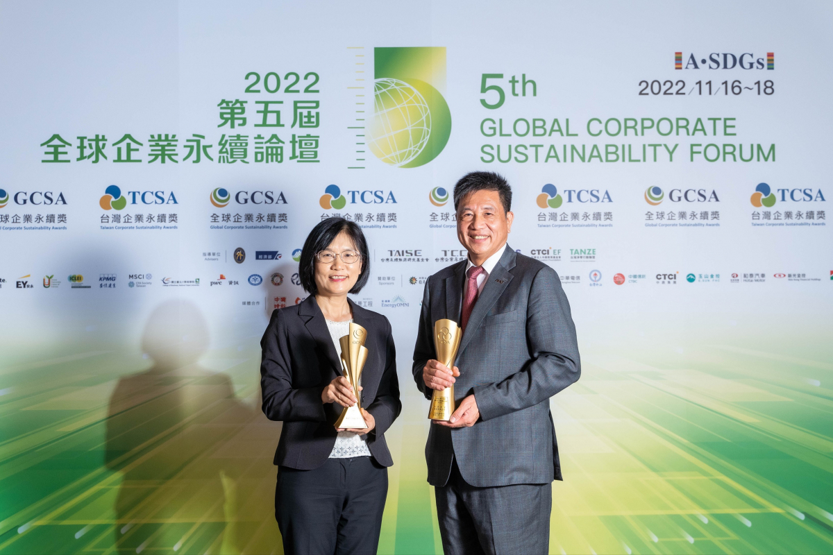 必一·运动(B-Sports)作为净零碳排先锋，期引领价值链伙伴同行共好，卫冕制造业组&ldquo;十大典范企业&rdquo; 二连冠殊荣(左：必一·运动(B-Sports)光电永续长古秀华，右：必一·运动(B-Sports)光电董事长暨执行长彭双浪)