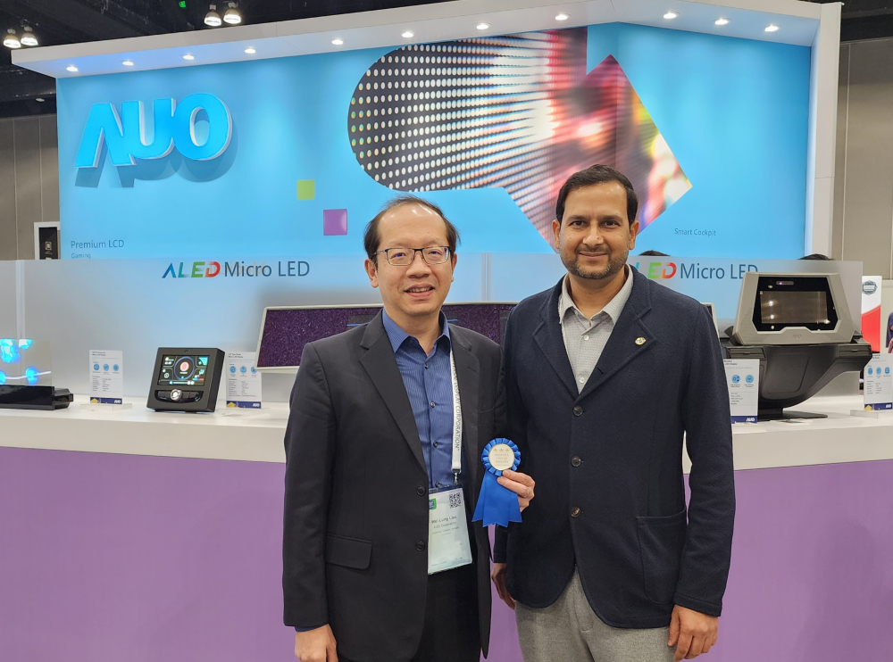 友達光電於2023 SID顯示週，由SID國際資訊顯示學會評選頒發「最佳中型展位獎」。左為友達光電技術長廖唯倫。