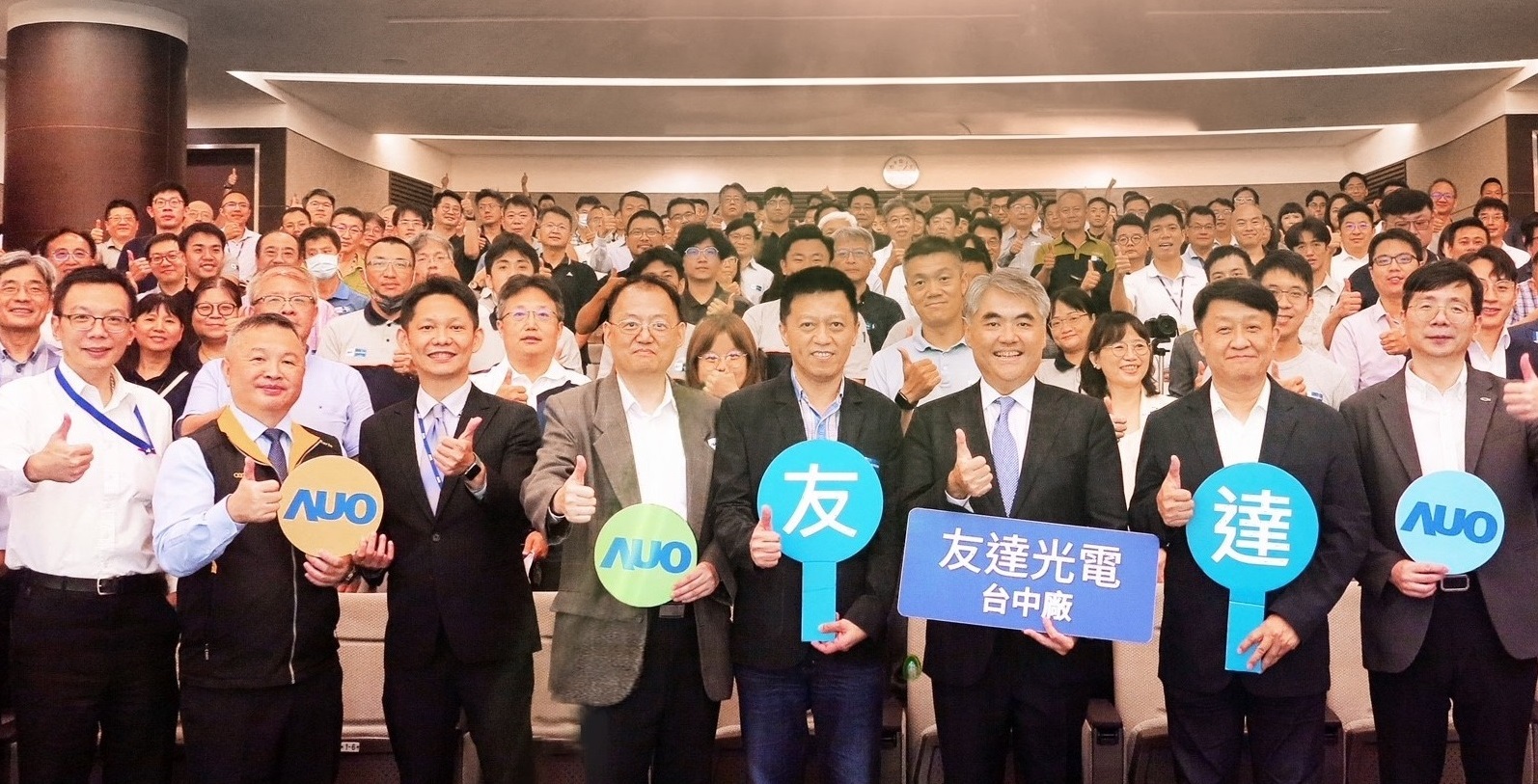 友達以太陽能解決方案領航者，跨足建築領域，4日在台中廠區舉辦「光電建築一體化研討會」，邀請產業先驅共同推動綠化，打造新一代智慧綠建築。