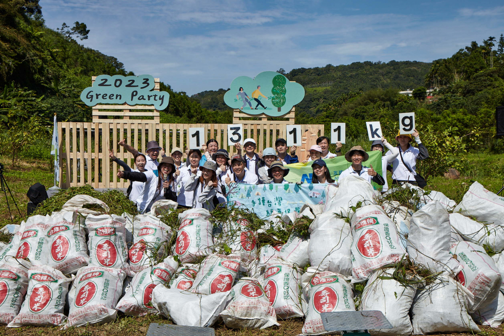 友達集結超過200位志工，攜手移除高達1311公斤的外來入侵種「小花蔓澤蘭」