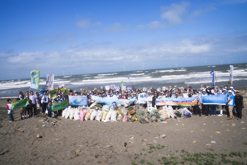 友達永續基金會召集企業志工、產官學和供應商夥伴，在苗栗後龍外埔魚港1340保安林海岸淨攤，齊心協力清除1.2公噸海洋廢棄物，以行動實踐對環境友善的承諾