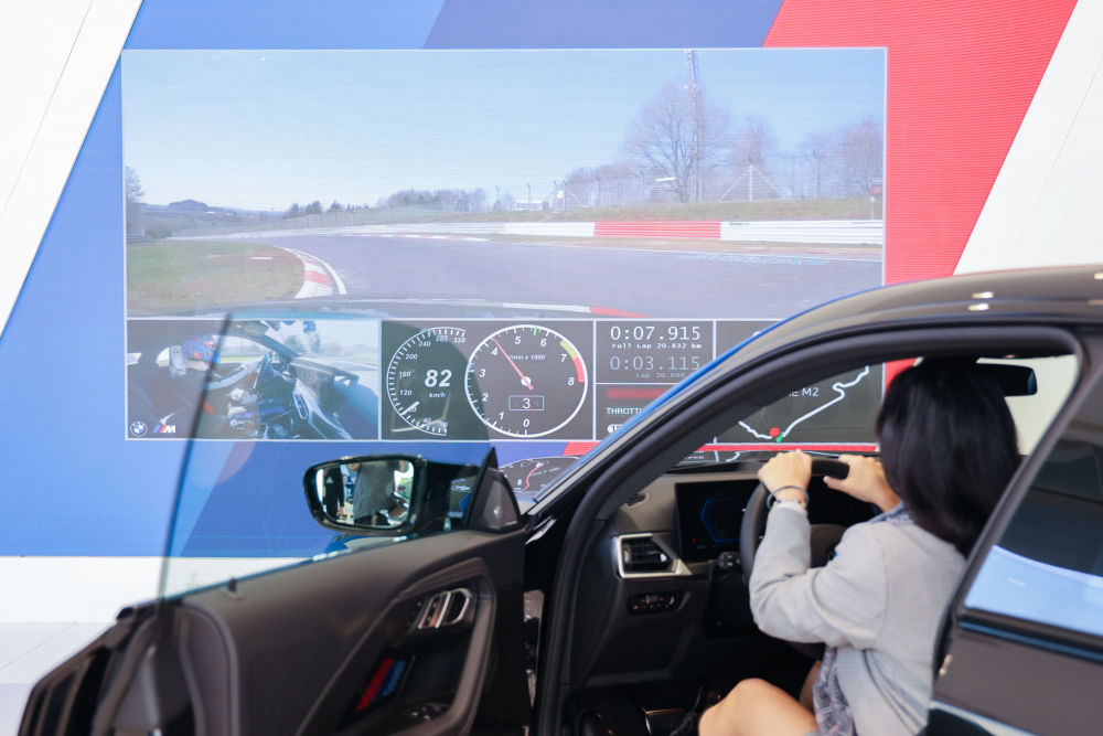 顧客按下虛擬Engine Start按鈕，啟動預選車款的引擎聲浪，螢幕同時呈現德國紐柏林賽道的試駕畫面，坐進車內一秒化身駕駛員馳騁奔騰