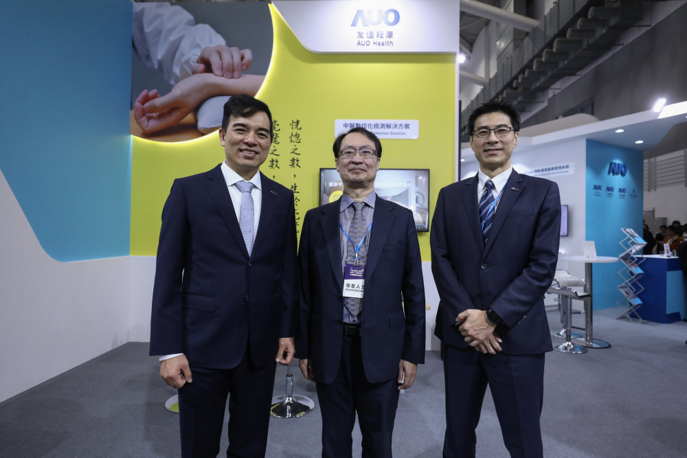 首次於醫療科技展亮相的友達耘康，捐贈數位化檢測設備與研究經費，協助衛福部國家中醫藥研究所打造中醫大數據資料庫。圖由左至右為友達光電執行長暨總經理柯富仁、衛福部國家中醫藥研究所所長蘇奕彰、友達光電智慧醫療事業群總經理廖世宏