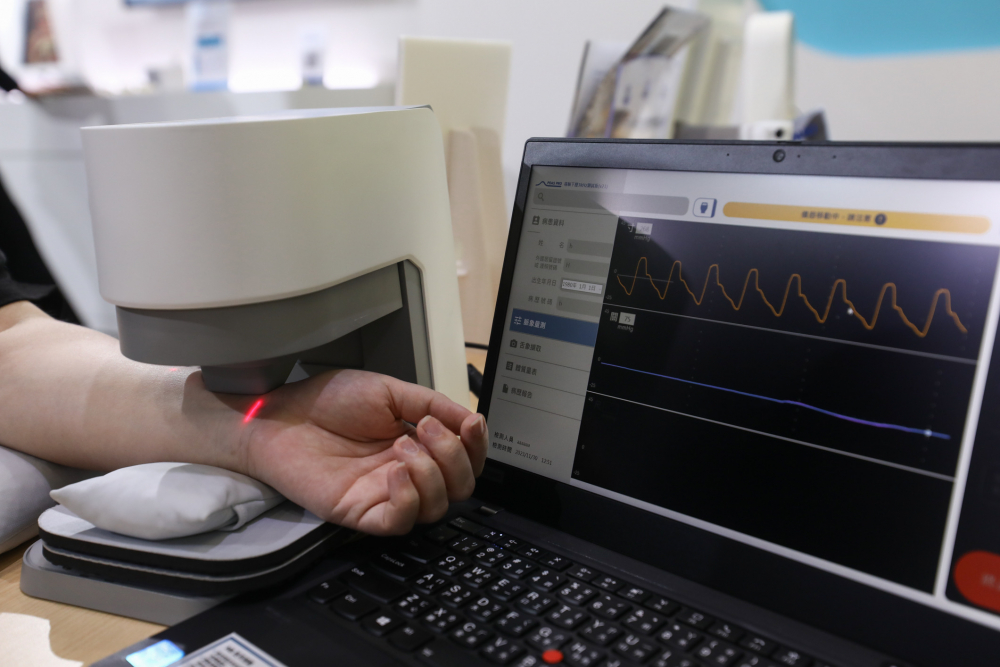 友達耘康脈象檢測系統透過電腦精準控制升降系統，還原中醫師三指把脈過程的舉、按、尋手法，將脈象感受轉化成數據，未來可結合大數據分析，實現智慧醫療及準確性