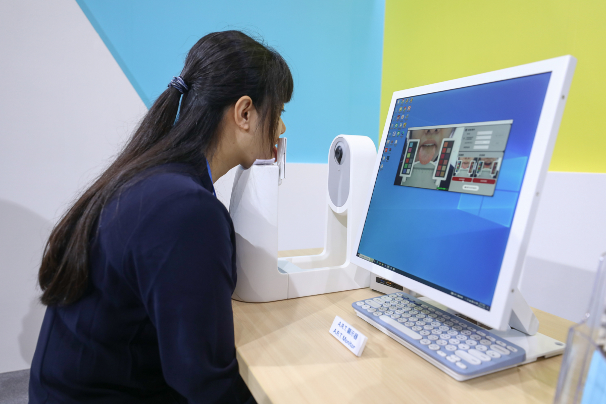 友達耘康延伸友達卓越的感測技術及色彩管理專長，研發出舌象擷取系統，可提供數據化、影像化的檢測結果，輔助醫師與專業醫事人員做為臨床研究、檢測結果評估與檢測紀錄的留存