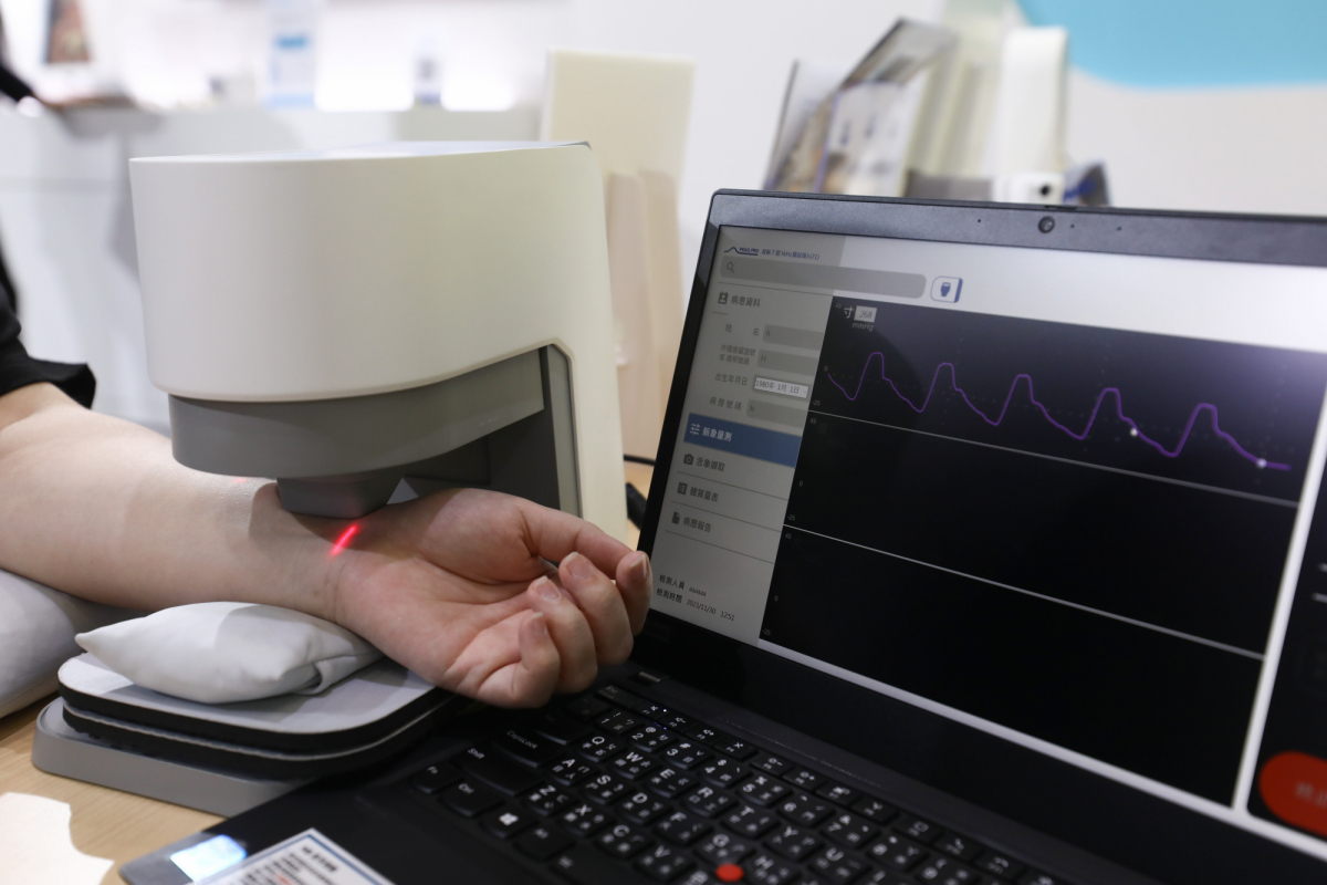 友達耘康脈象檢測系統透過電腦精準控制升降系統，還原中醫師三指把脈過程的舉、按、尋手法，將脈象感受轉化成數據，實現智慧醫療及準確性