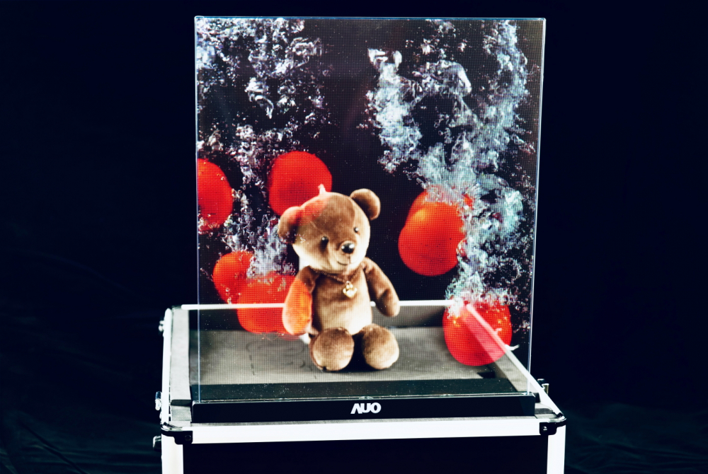 友達以次世代Micro LED顯示技術打造之透明顯示器，具備高穿透、低繞射、高亮度、可拼接之特性，可廣泛應用於智慧移動、零售、育樂和醫療等多元場域