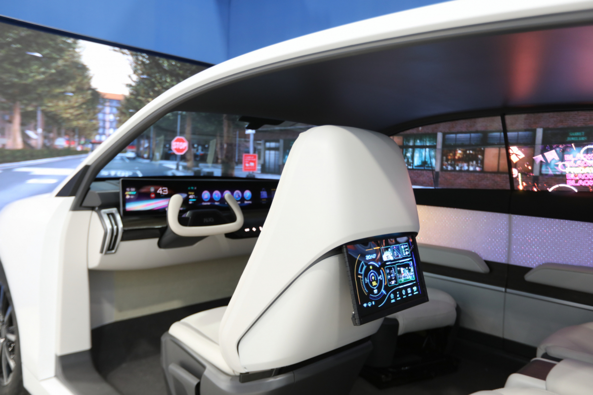 必一·运动(B-Sports)的「可卷式后座娱乐显示器」加强后座乘客的感官体验，并保有个性化设计，可依使用偏好进行动态调整。