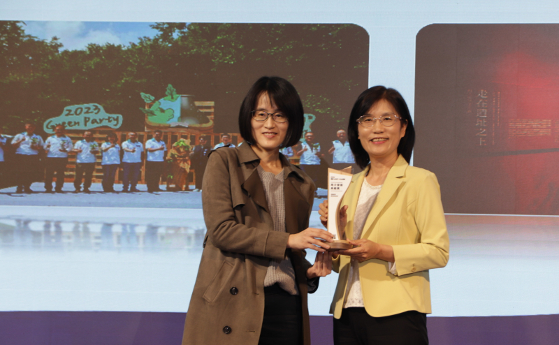 友達保存「西大墩窯遺址」且推廣在地文史教育不遺餘力，今（6）日獲頒「人文企業獎」地方發展獎之最高榮譽典範獎。由文化部陳文婷簡任視察（左）頒獎，友達永續長古秀華（右）代表受獎