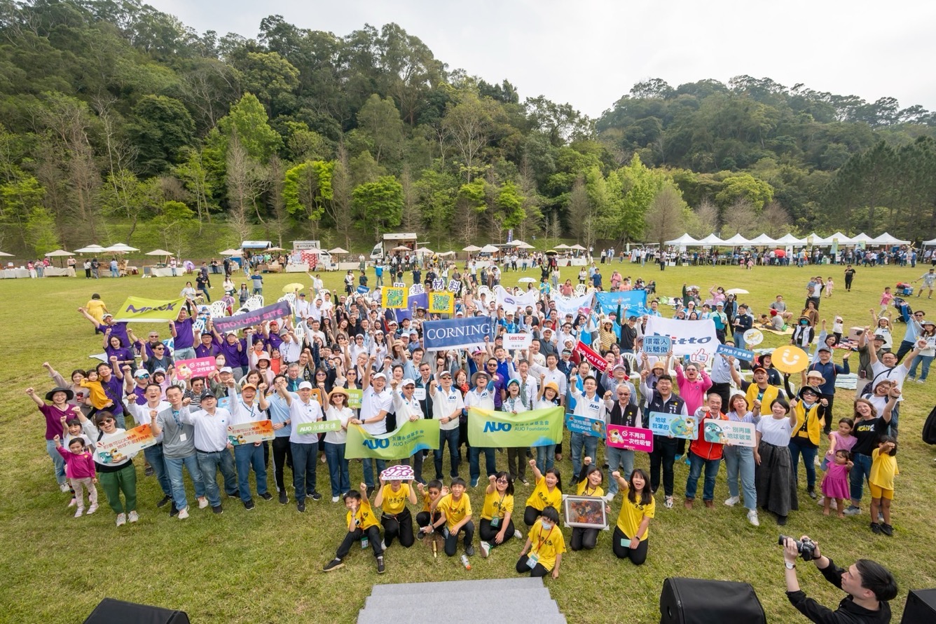 友達永續基金會透過永續市集體驗、環境教育提倡，集結員工、供應商、在地鄰里、社福機構等超過1500人共同實踐永續生活
