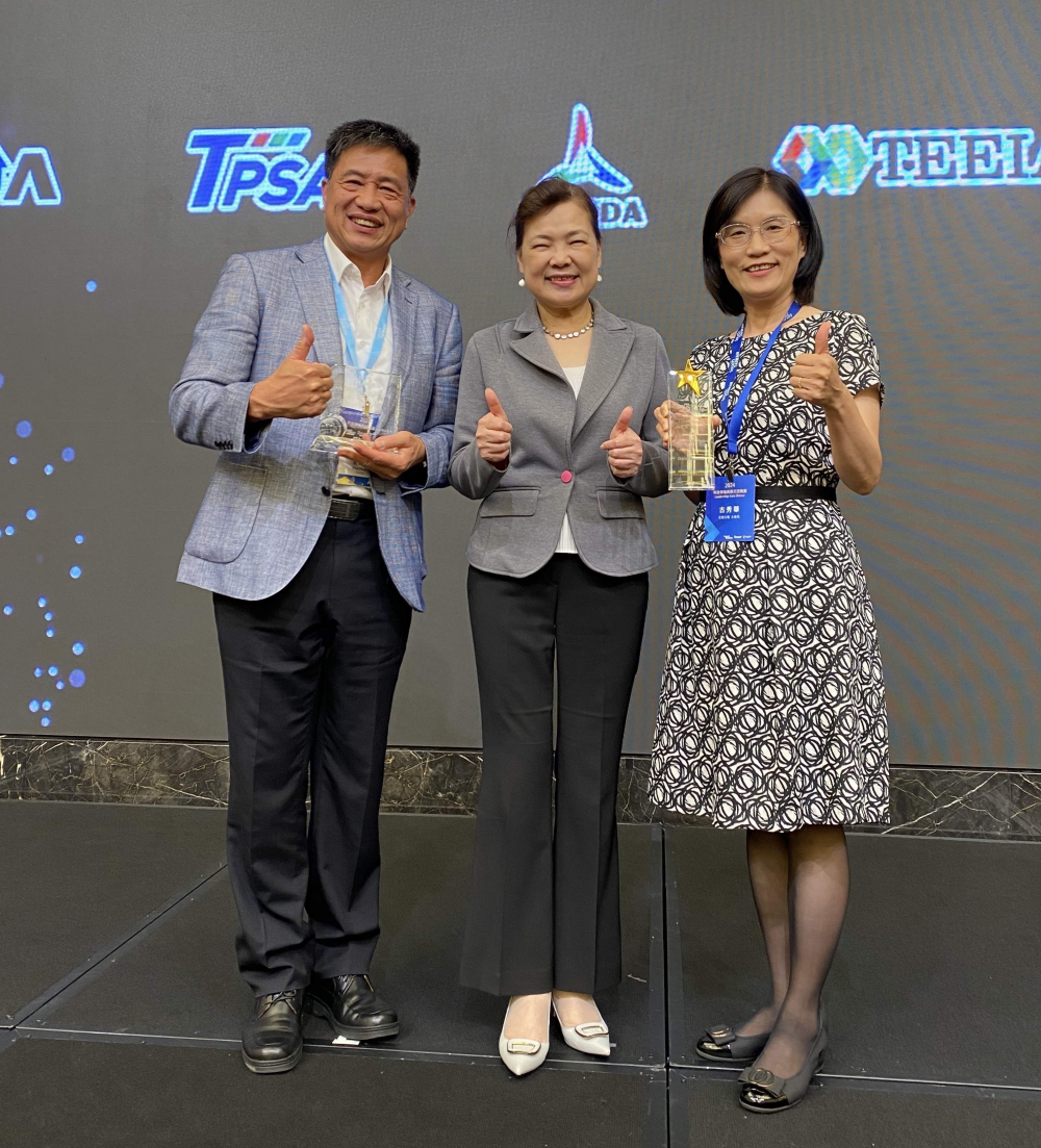 友達致力推動永續發展，於Touch Taiwan2024以3R策略貫穿Display、ESG展位實現綠色展覽目標之成果，Display展位獲綠色裝潢設計鑽質獎最高榮譽，ESG同獲金質獎殊榮。由經濟部長王美花（中）親自頒予友達光電董事長彭双浪（左）、友達光電永續長古秀華（右）