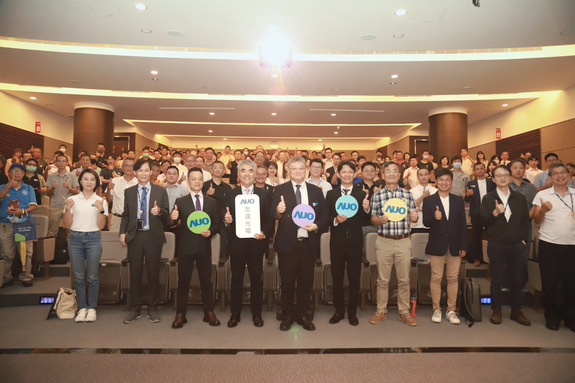 友達光電邀請領域專家共研再生能源發展、電力需求及建築物減碳等議題進行交流，盼共擘綠色永續生態圈的嶄新契機。