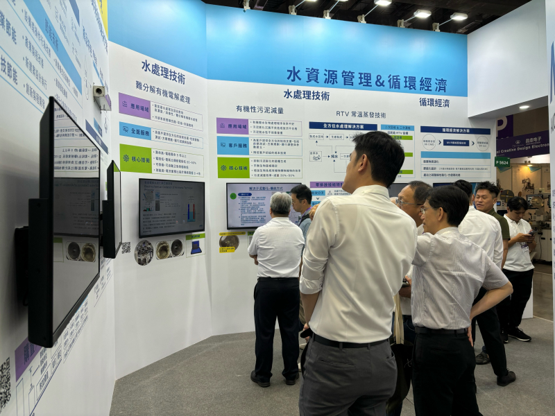 友達以深厚的智慧製造經驗發展永續戰略，積極延伸價值鏈，轉化成可供外界使用的綠色智慧服務，進軍SEMICON Taiwan 2024，提供半導體產業鏈打造AI世代的永續即戰力。