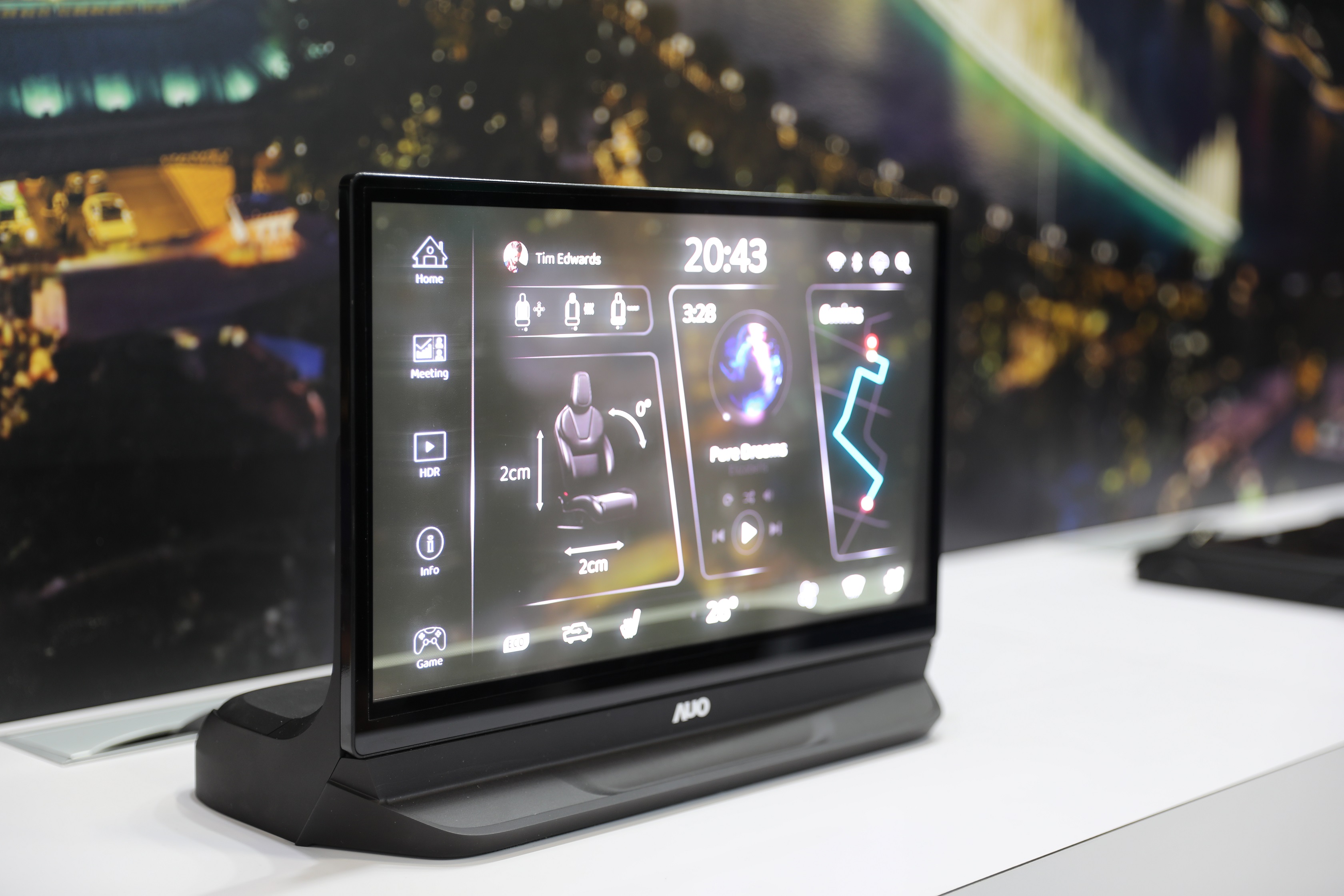 友達將Micro LED透明顯示技術整合黑切換技術的解決方案，釋放強大的技術自主開發能力，跨越室內外應用界限，開創業界第一台17.3吋快速黑切換透明觸控Micro LED顯示器