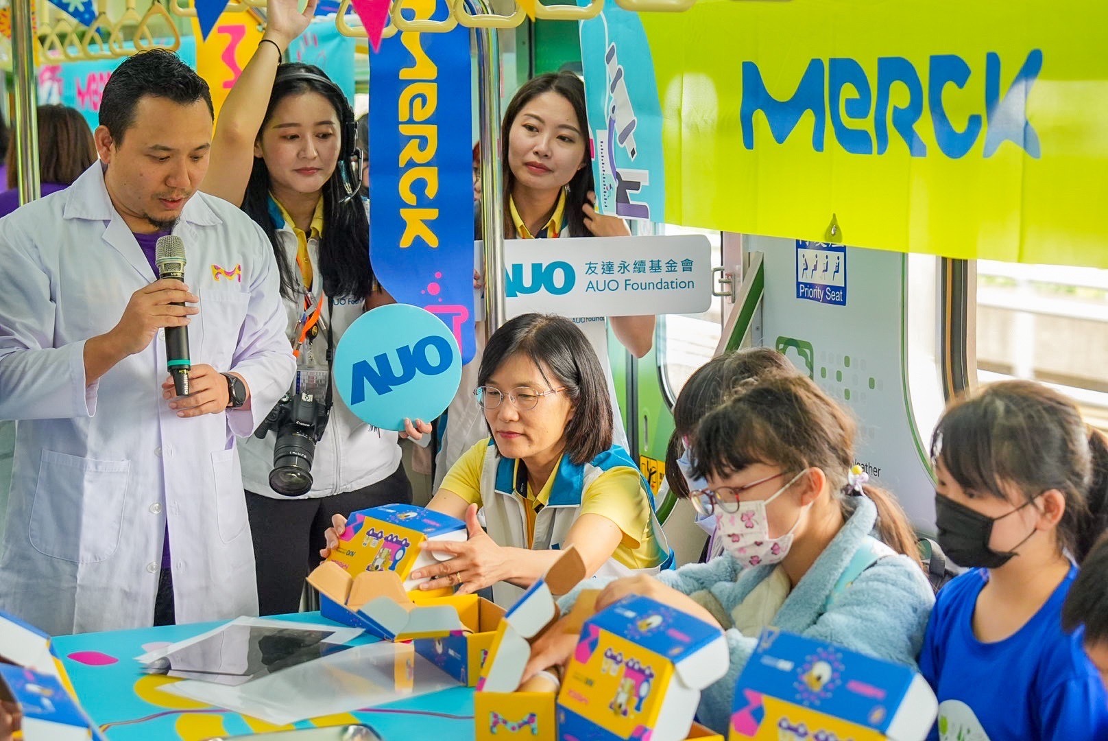 友達以光電、再生能源、水資源三大核心，設計「再生能源和循環經濟」多元永續教育主題，並攜手供應鏈夥伴默克開發創意科學教材及實作體驗，期讓永續素養透過科學探索向下扎根