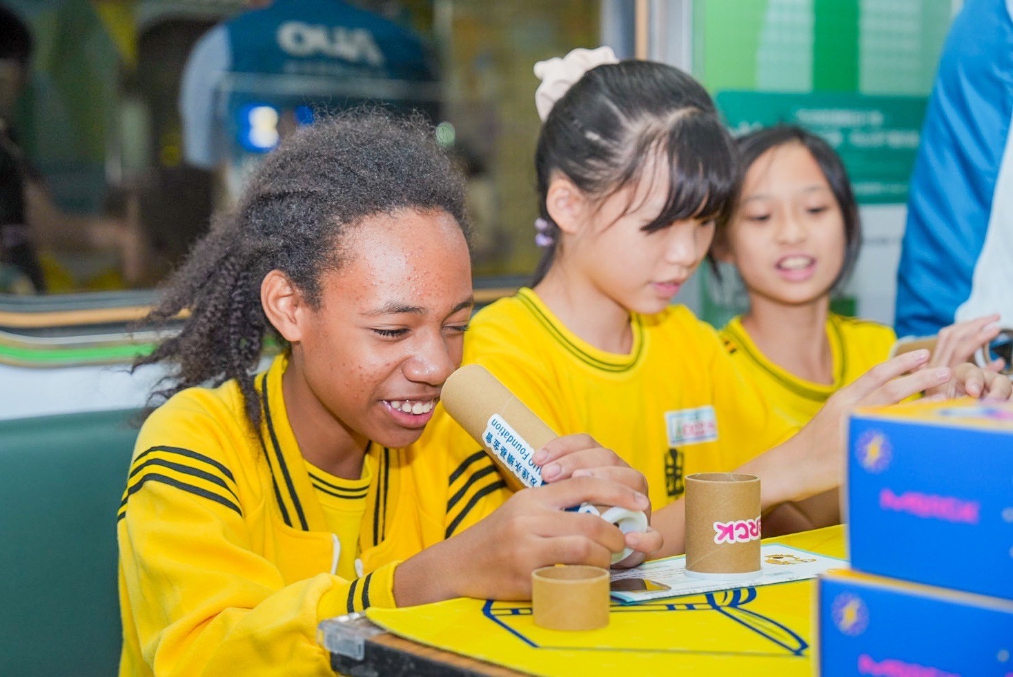 友達與默克分別回收不再使用的偏光片及液晶顯示模組，設計光電課程「玩轉光與闇」，讓學生們親手製作偏光萬花筒與簡易液晶顯示器，實踐循環再生的永續理念