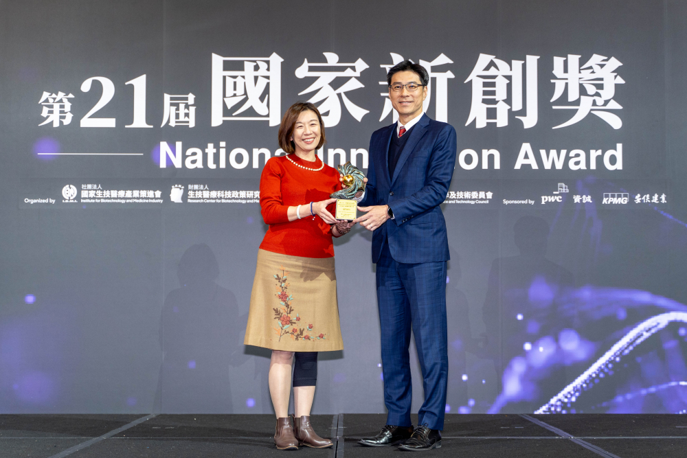 友達旗下子公司友達耘康與達擎分別以「中醫數位化檢測解決方案」及「寬視角3D醫療顯示器」獲得第二十一屆國家新創獎「智慧醫療與健康科技」類別的「企業新創獎」與「國家新創精進獎」兩項殊榮。圖左為衛生福利部政務次長林靜儀、圖右為友達光電智慧醫療事業群總經理廖世宏