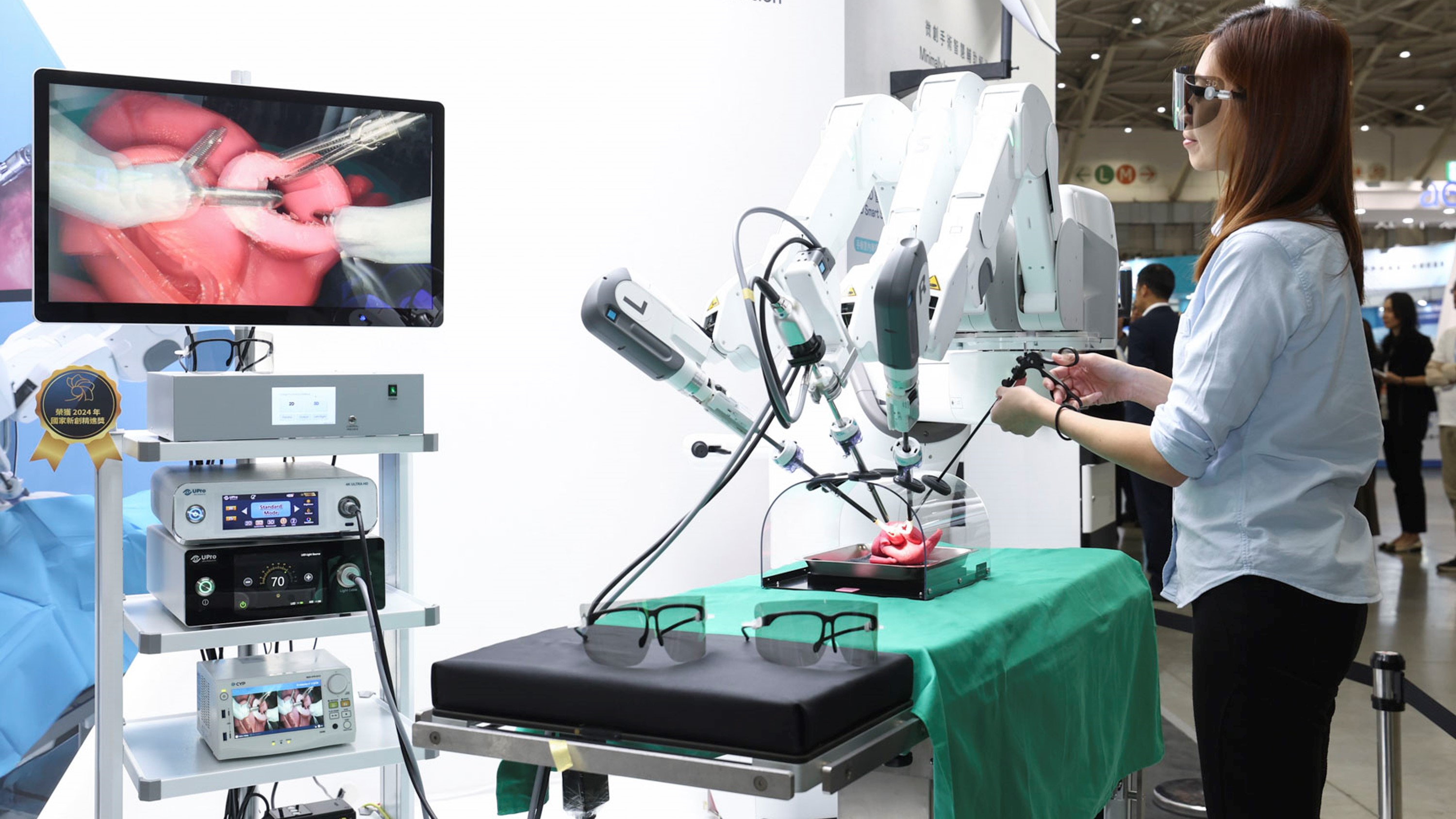 達擎寬視角3D醫療顯示器可應用於機器人手術即時3D解決方案，提供醫療團隊即時、同步的3D手術影像，提升溝通效率與手術安全性