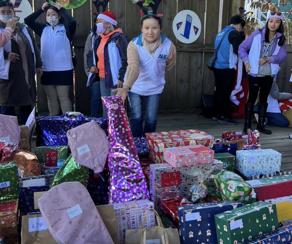 友達永續基金會「圓夢列車」年年迴響熱烈，認捐同仁精心挑選禮物、巧手包裝，整理成隊後，將祝福一一打包送出