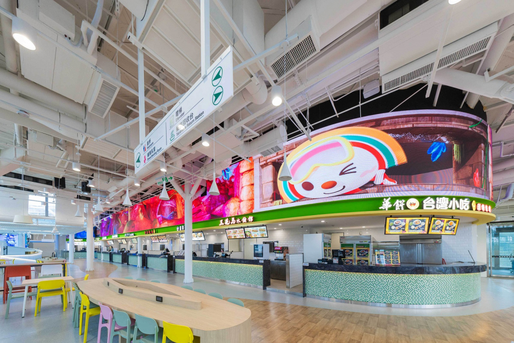 友達穩步推動雙軸轉型策略，旗下子公司達擎攜手傑可達數位與零售業者統一超商合作，為全新改裝開幕的「清水服務區」打造首創的裸視3D體驗牆