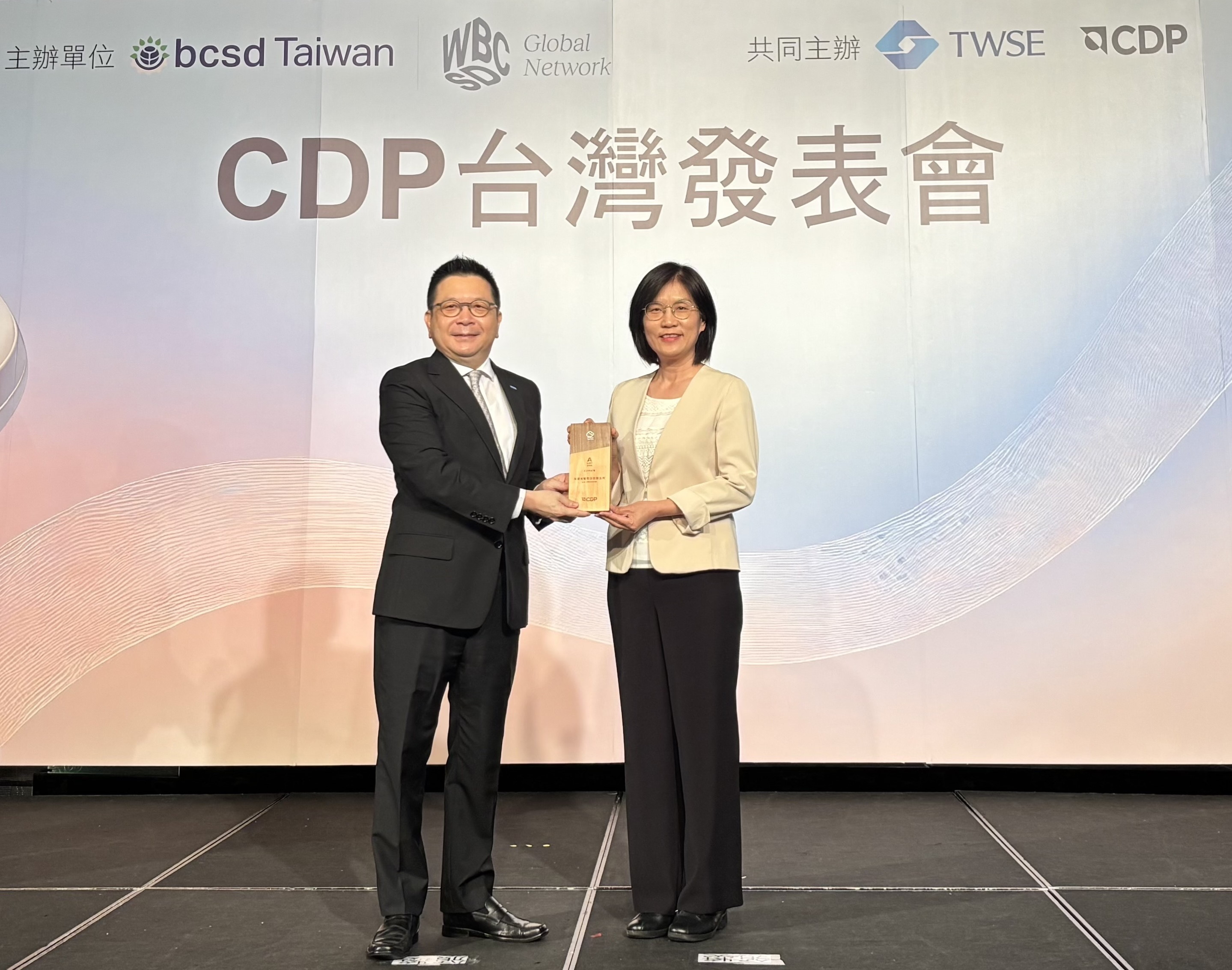 友達永續成果再獲國際評比肯定，獲頒CDP氣候與水資源雙項領導力評級。今由臺灣證券交易所董事長林修銘（左）頒獎，友達光電永續長古秀華（右）代表受獎
