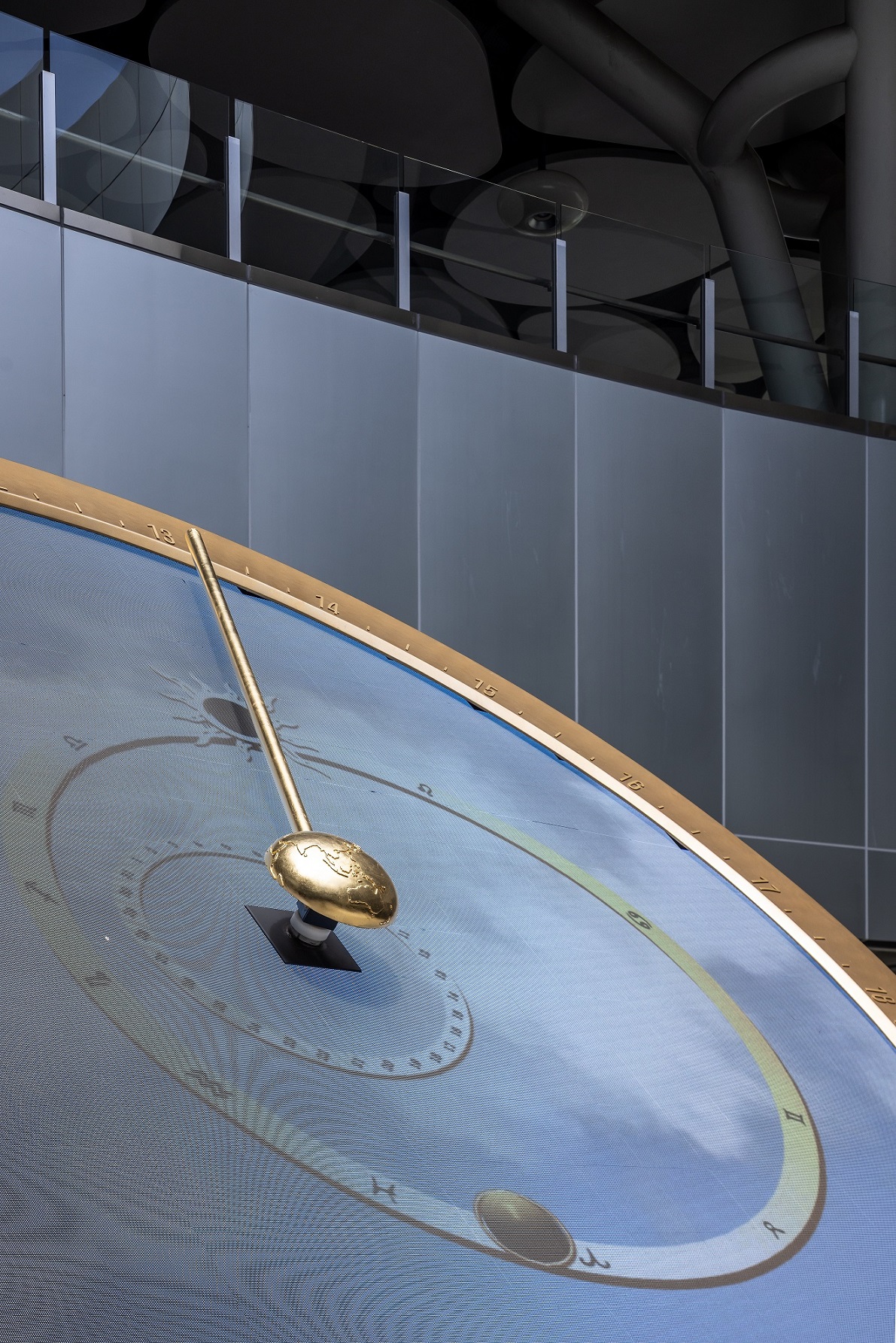 創利空間參與《高雄車站共感空間》公共藝術計畫，擔任視覺科技整合夥伴。於「看時間」天文鐘作品中提供技術指導，整合圓形LED鐘面與鐘體結構，在時間、天象星盤與空間氛圍間生動展演