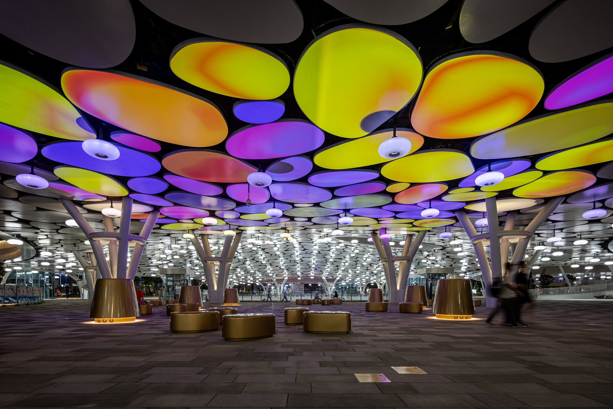 於「染色彩」作品中，創利空間協助藝術團隊將高雄車站天棚2700片鋁製雲朵染上繽紛色彩，從設備設定、光影軟體串接到現場調校，確保光線準確落在雲朵表面，展現層次與意境