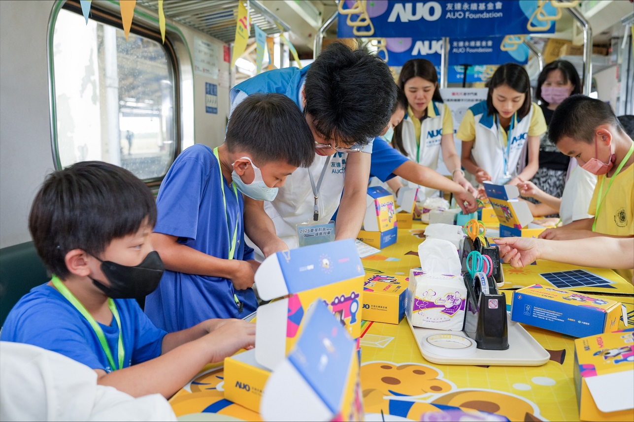 今年友達設計「光電、再生能源、水資源」三大課程主題，攜手供應鏈夥伴默克及大豐環保，以循環經濟理念開發創意教材
