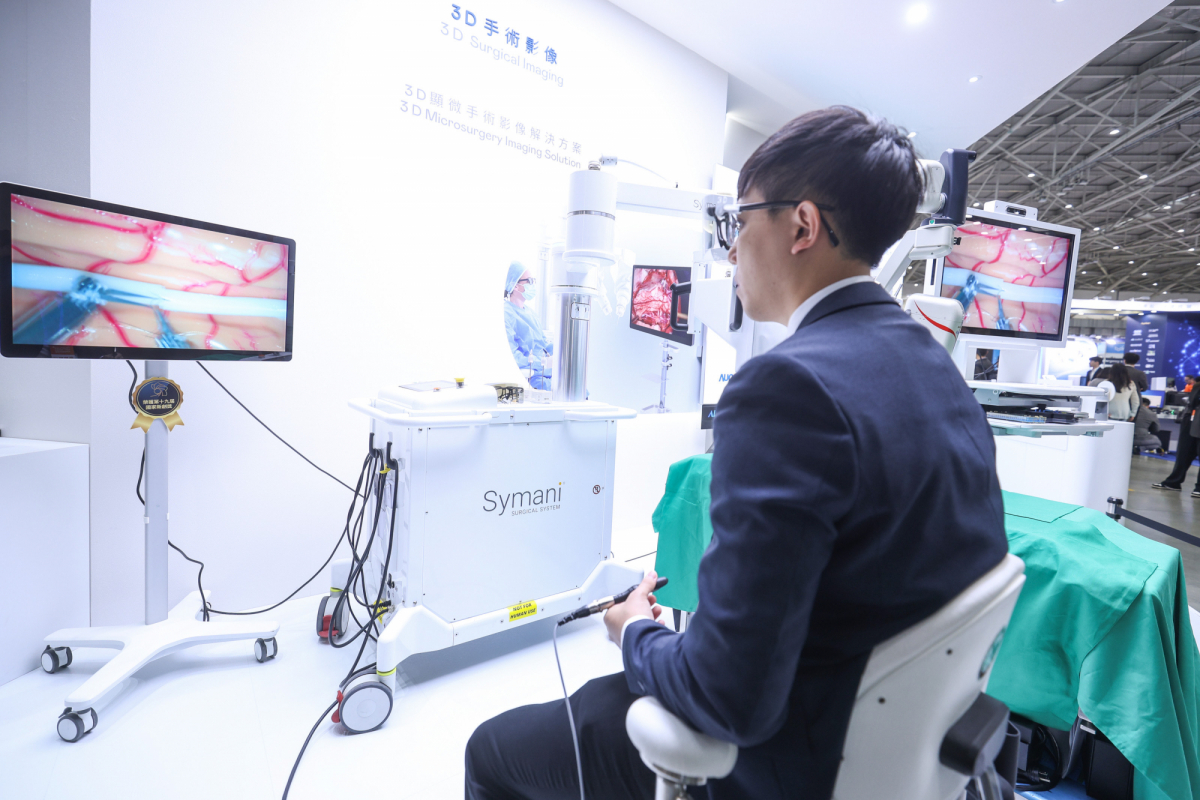 达擎推出〝3D显微手术影像解决方案〞，将3D影像技术从腹腔内视镜手术延伸至神经、血管、淋巴等高难度显微手术，提供超清晰立体视野，协助医疗团队在复杂手术中完成精准细腻操作。
