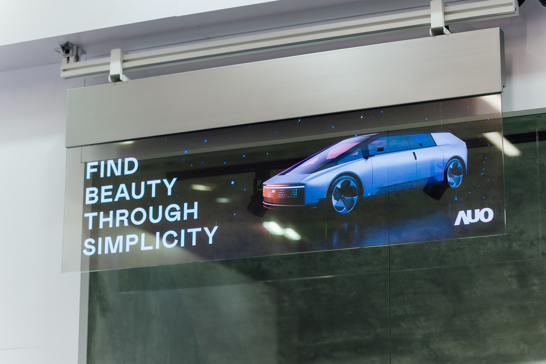 具备高亮度透明感的54吋透明Micro LED智慧广告牌，可无限拼接不同尺寸，营造出兼具科技感与美学的沉浸式氛围，适用于旗舰店、展演空间等多元场域。