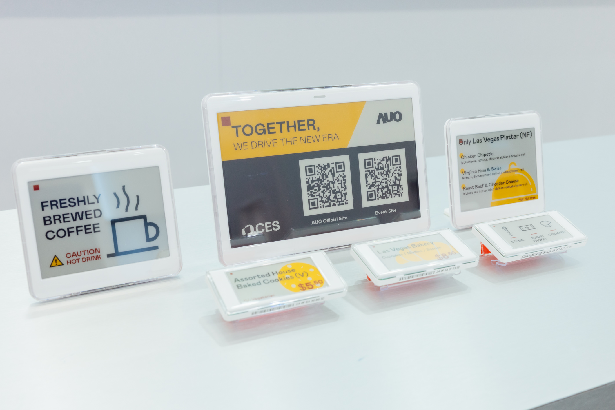 达擎开发的低功耗、全彩的aecoPost电子纸解决方案，仅在更新画面时需要微量的电力驱动，无需布建电线的便捷设计，使其可灵活应用、弹性选择置放处；可搭配aecoTag电子货架卷标解决方案，驱动商店内所有数字广告牌和电子货架卷标，以远程控制实现动态变价，提升门市人员作业效率，并以无纸化落实永续经营目标。