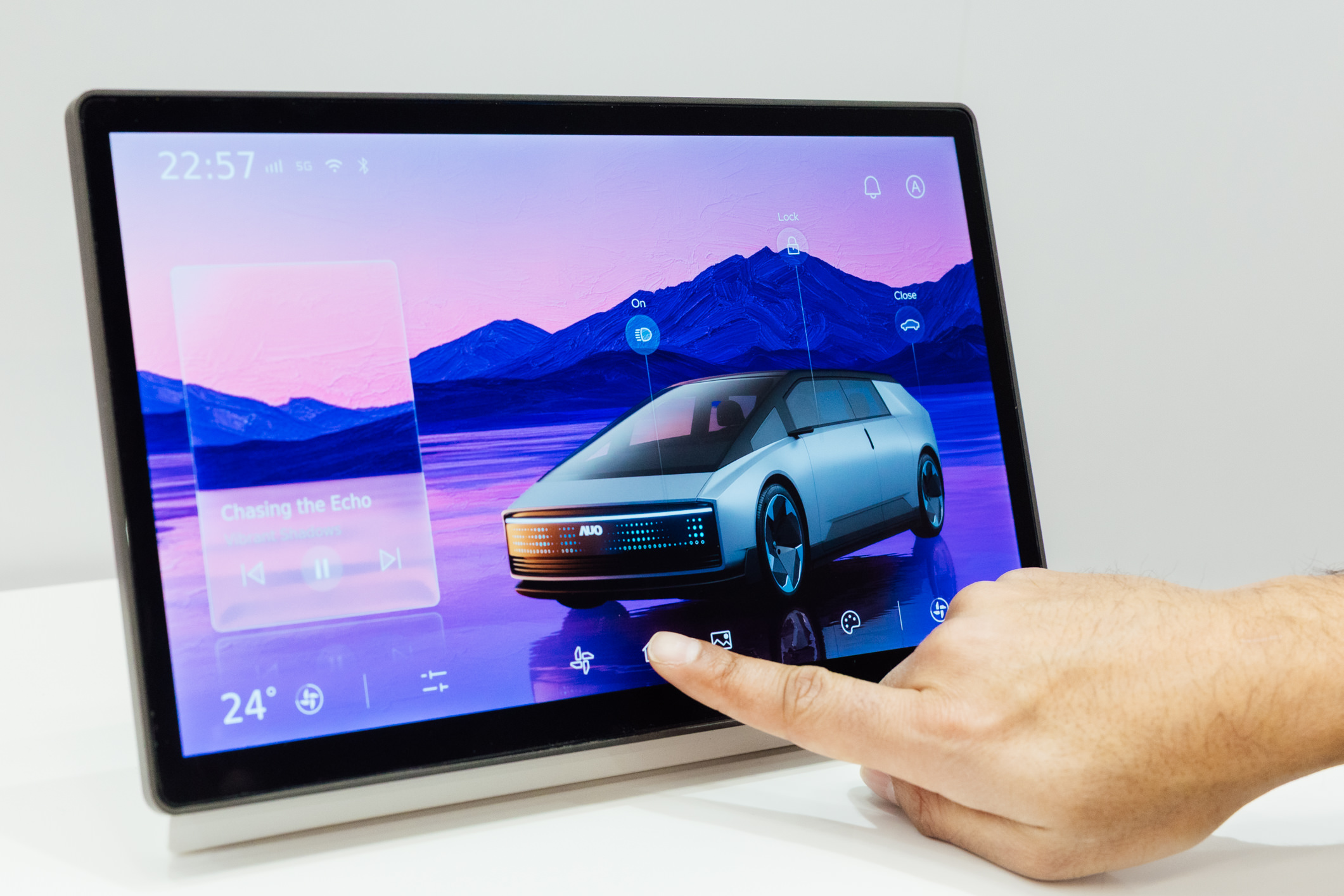 将先进抗反光技术导入于CID中控台呈现全时可视效果，并支持与座舱环境完美融合，带来清晰且不干扰的驾驶与座舱操作体验，兼容座舱质感与行车安全。