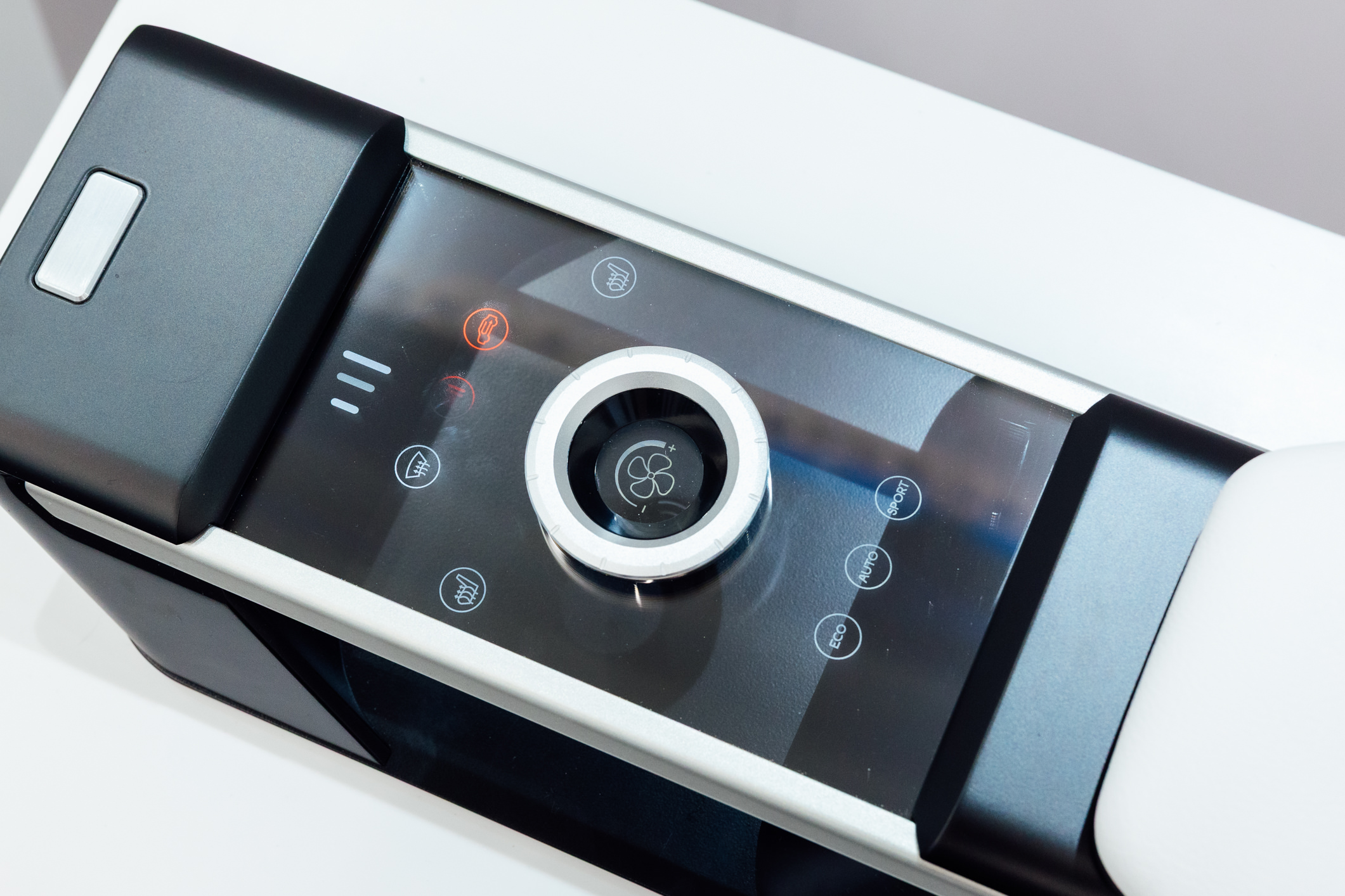 以极简设计打造的CrystalSense Console，为中央扶手区带来创新突破，将功能隐藏于简约的外观中，并采用悬浮式旋钮搭配玻璃面板与主动触觉回馈，仅在操作时才显现功能选单，提供直觉且可自定义的互动体验。